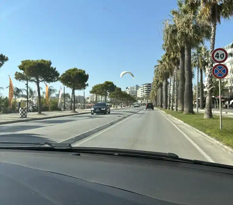 Traverser une frontière avec une voiture de location ? Notre guide