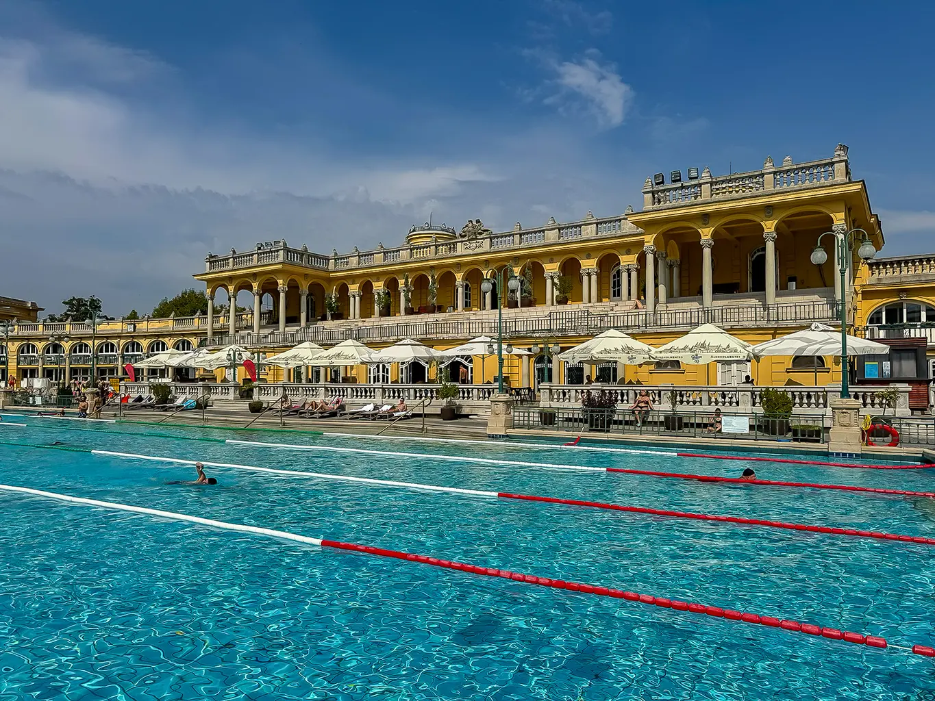 piscine de nage aux thermes széchenyi de Budapest