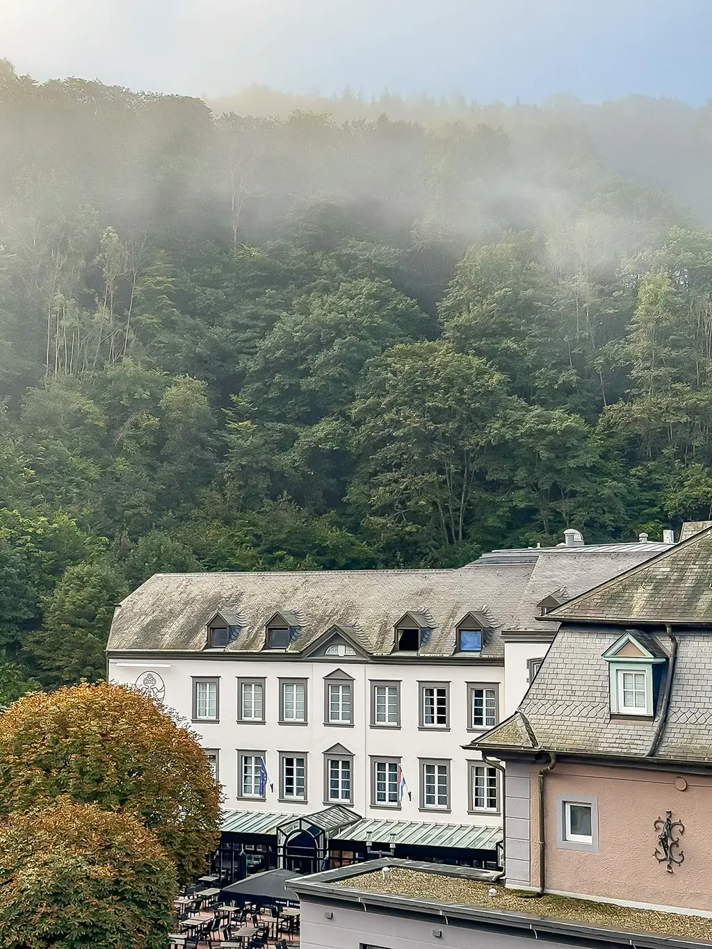 Brume au dessus du spa cinq mondes de l'hôtel Koener