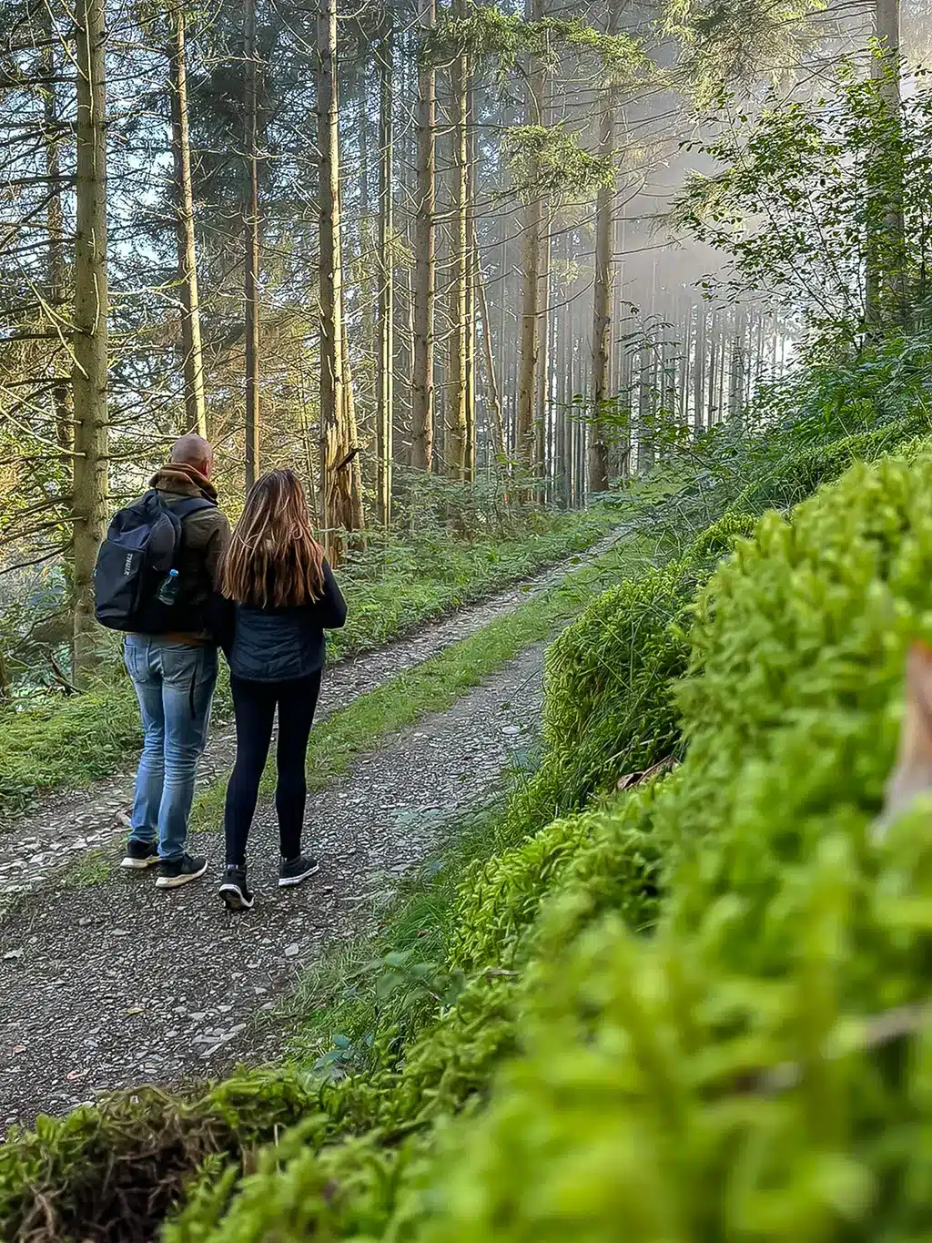 Couple se promenant sur les sentiers de randonnée dans les Ardennes Luxembourgeoises