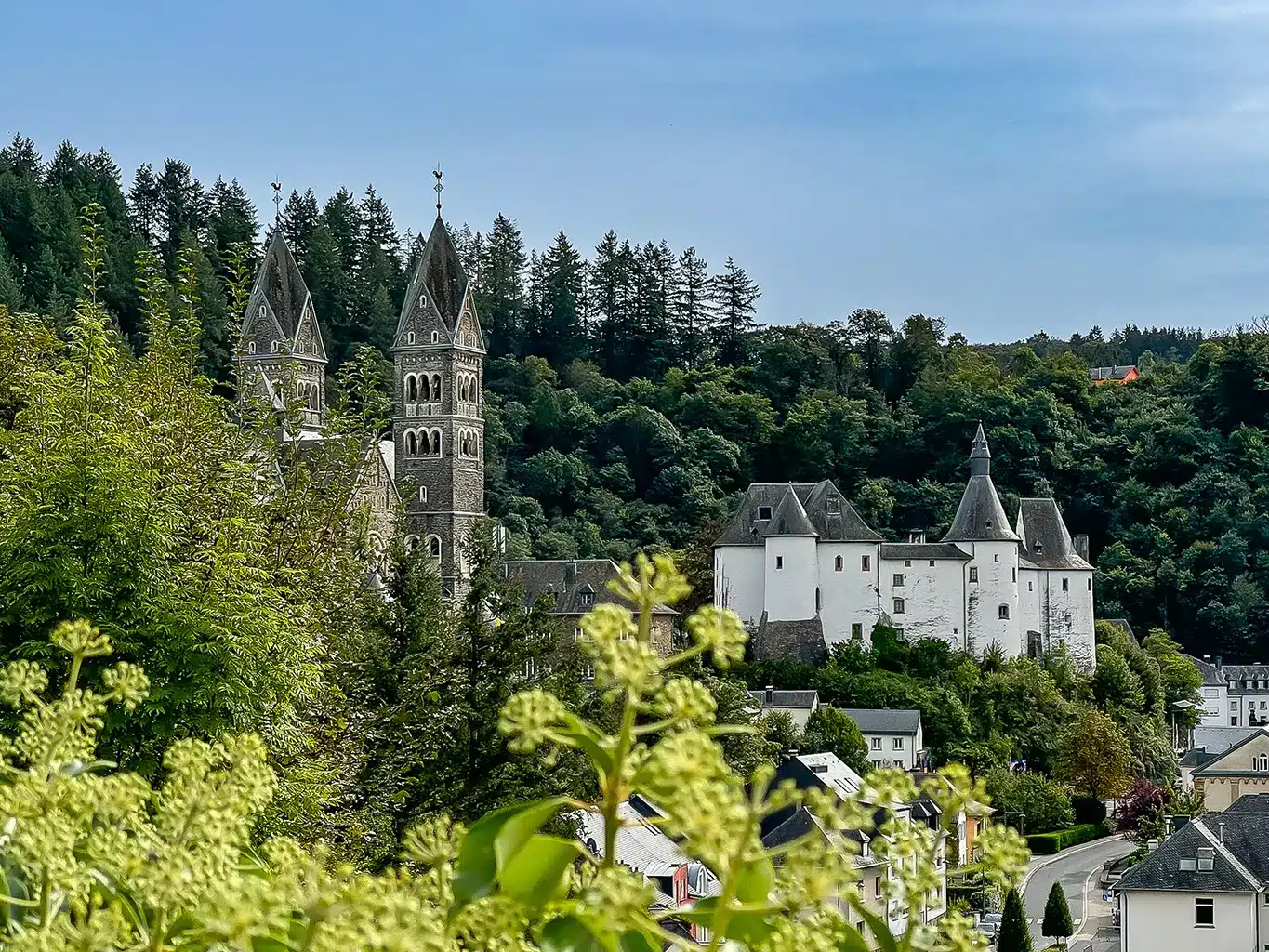 Vue sur le village au retour d'une ballade romantique