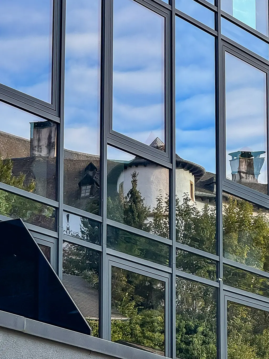 Reflets du château dans les vitres des suites du boutique hôtel Le Clervaux