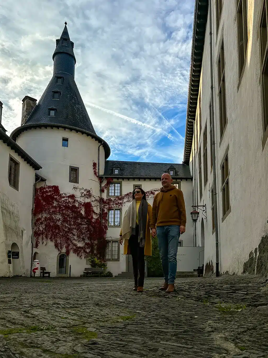 Amoureux marchant dans la cour du château de Clervaux