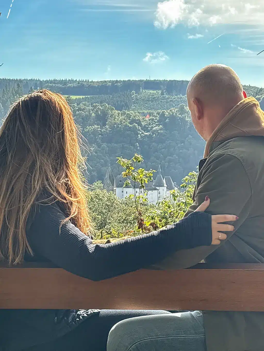 Amoureux admirant le château de Clervaux depuis la forêt