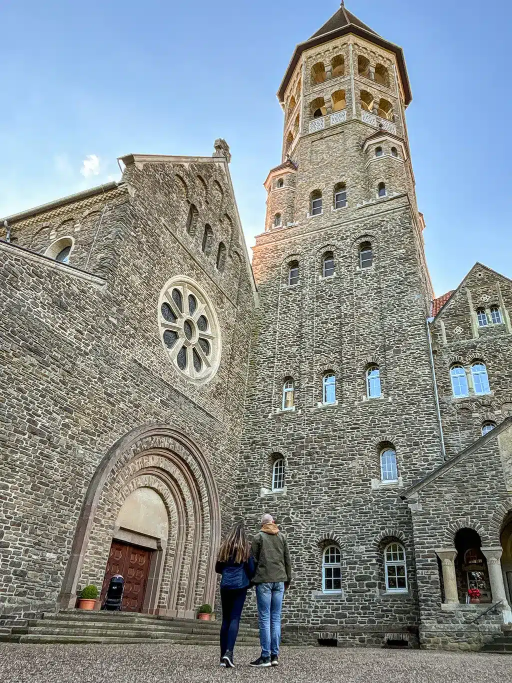 Couple devant l'abbaye de Clervaux