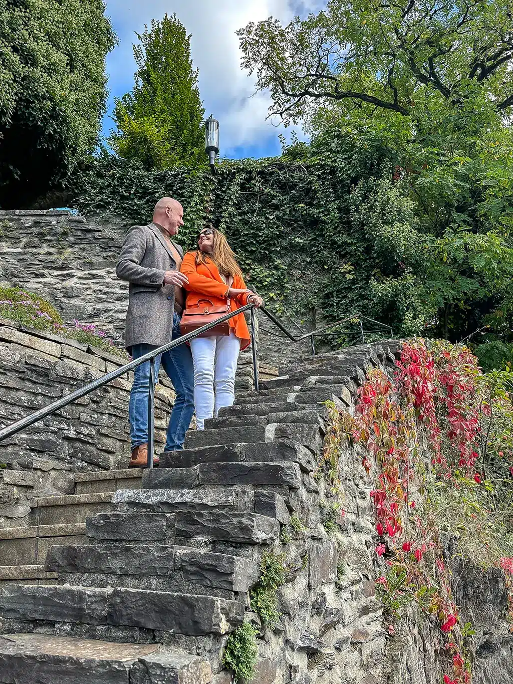 Couple montant l'escalier menant au château de Clervaux