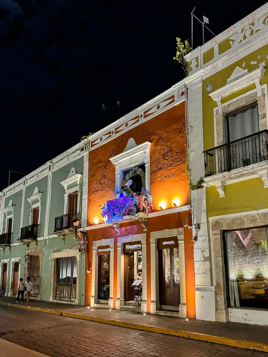 Façades colorées de nuit à Campeche