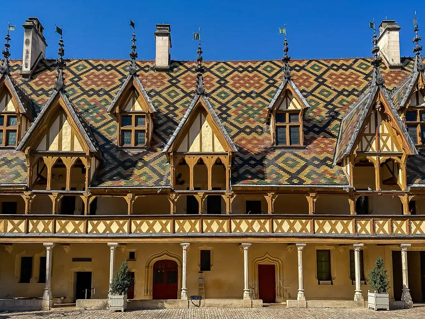 Hospices de Beaune vue depuis la cour