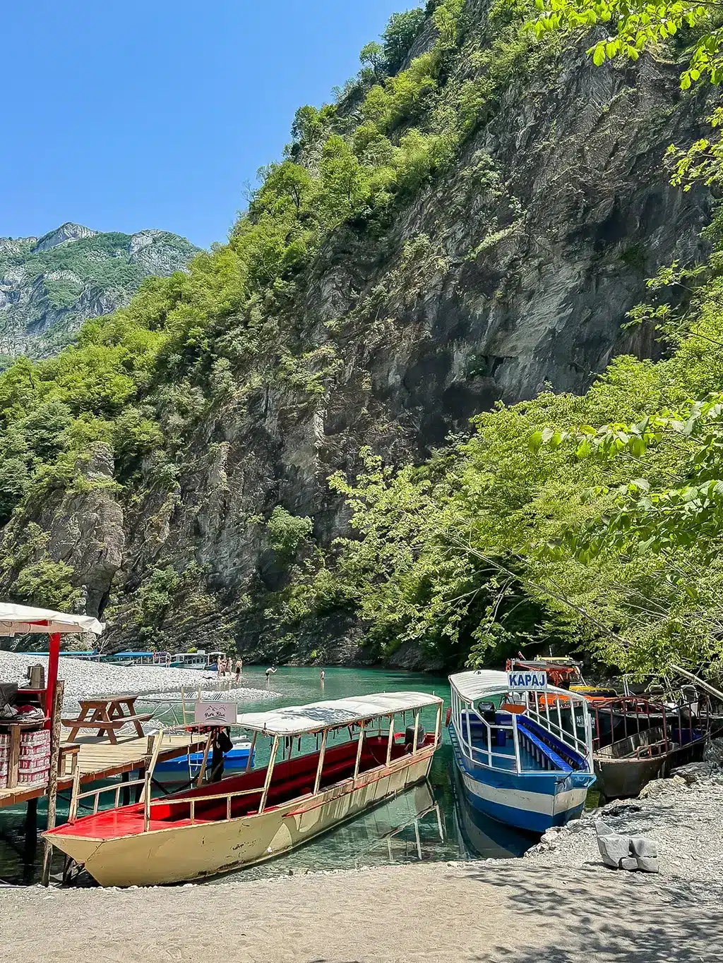 arrivée des bateaux à Lumi i Shales