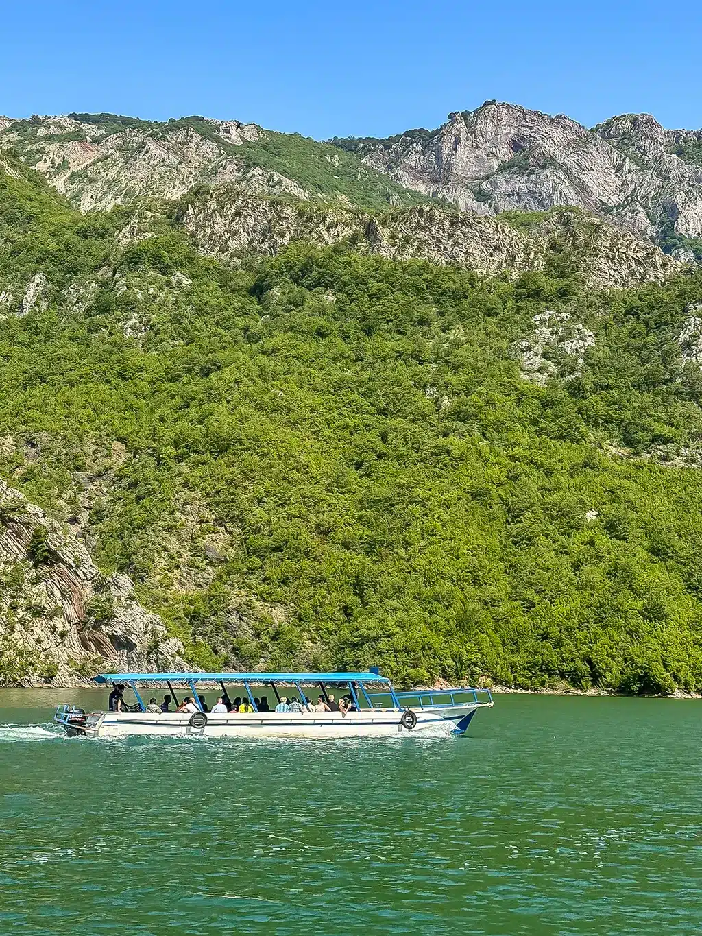 bateau transportant des touristes sur le lac Koman