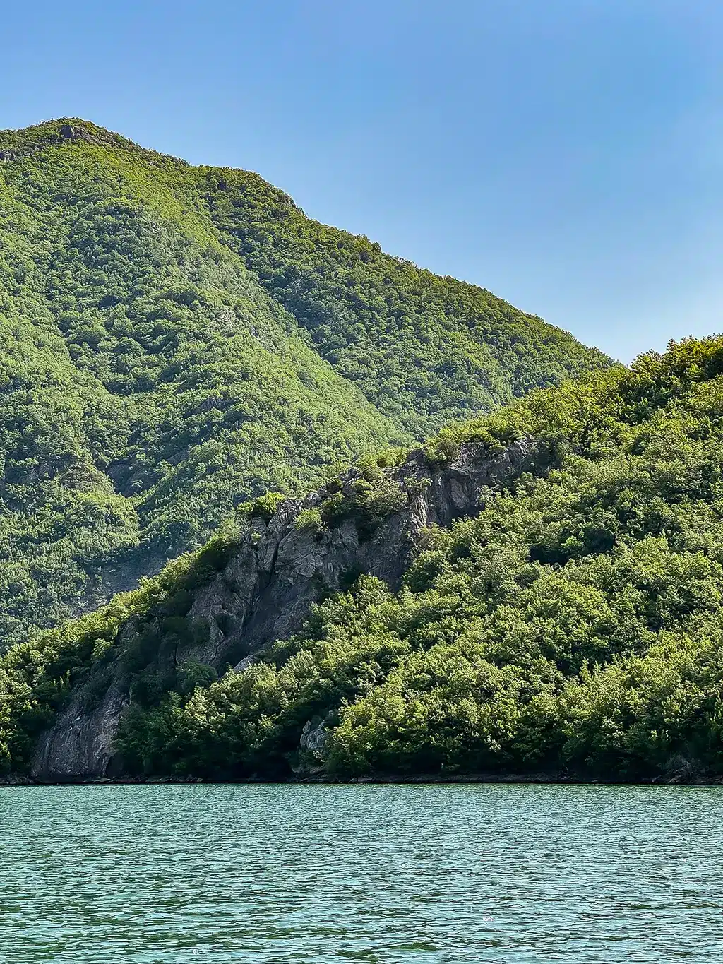lac Koman, vue durant la traversée