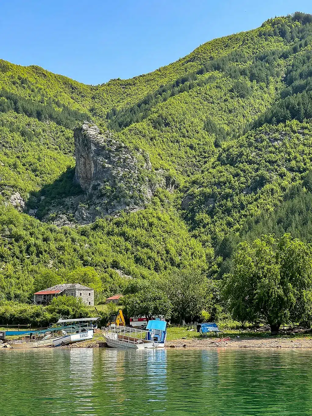 les rives du lac Koman