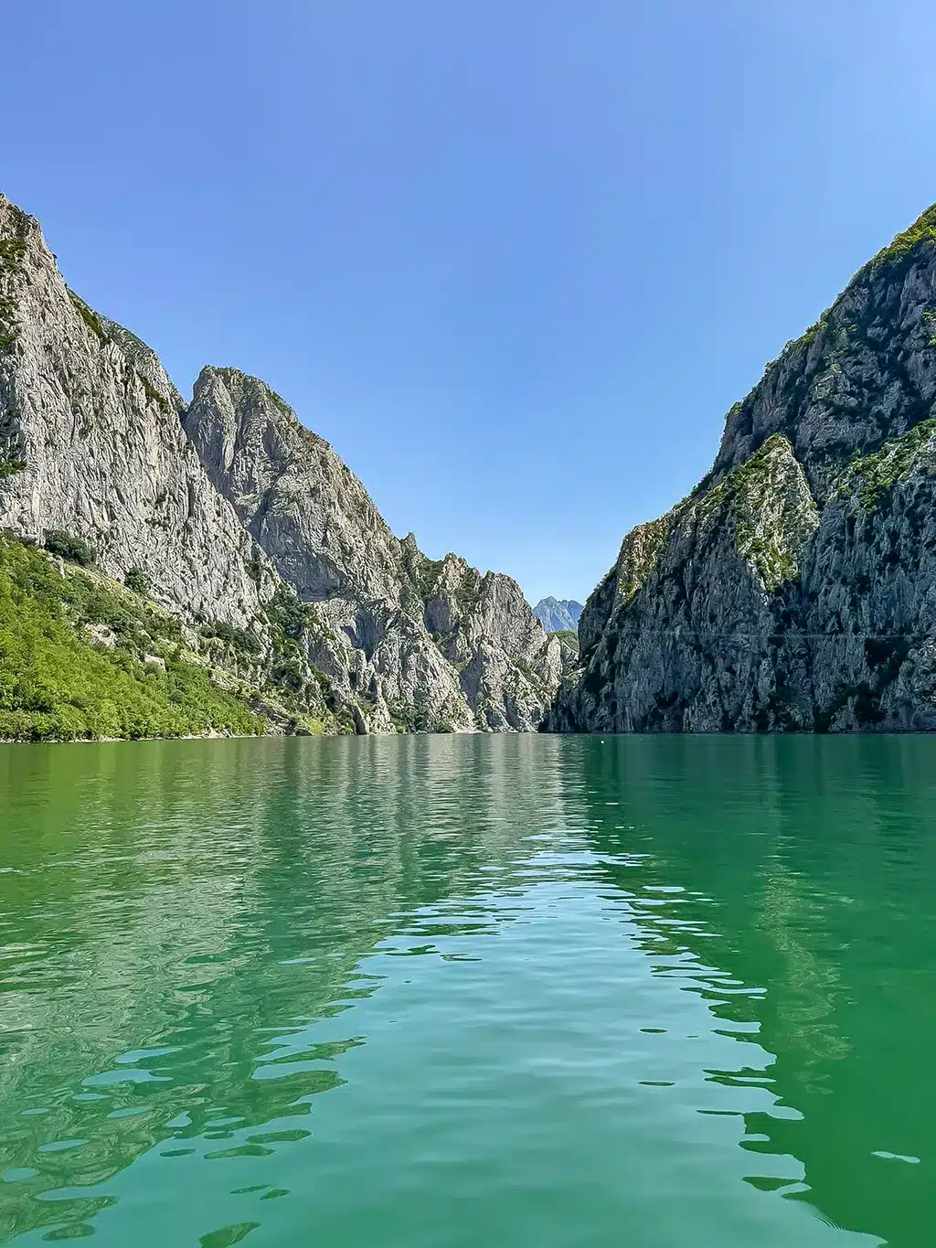 Les montagnes du lac Koman