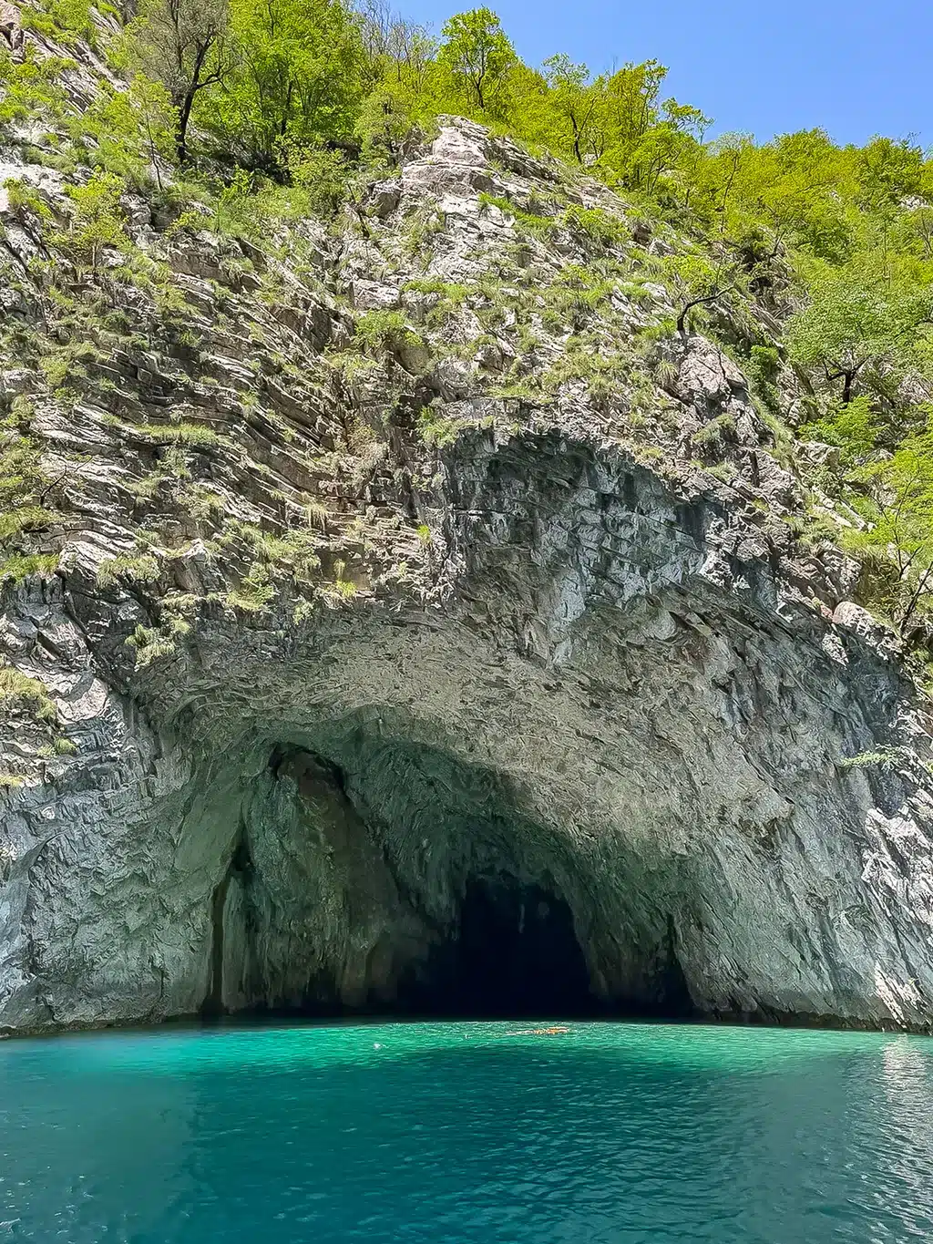 arrivée à Lumi i Shales : grotte