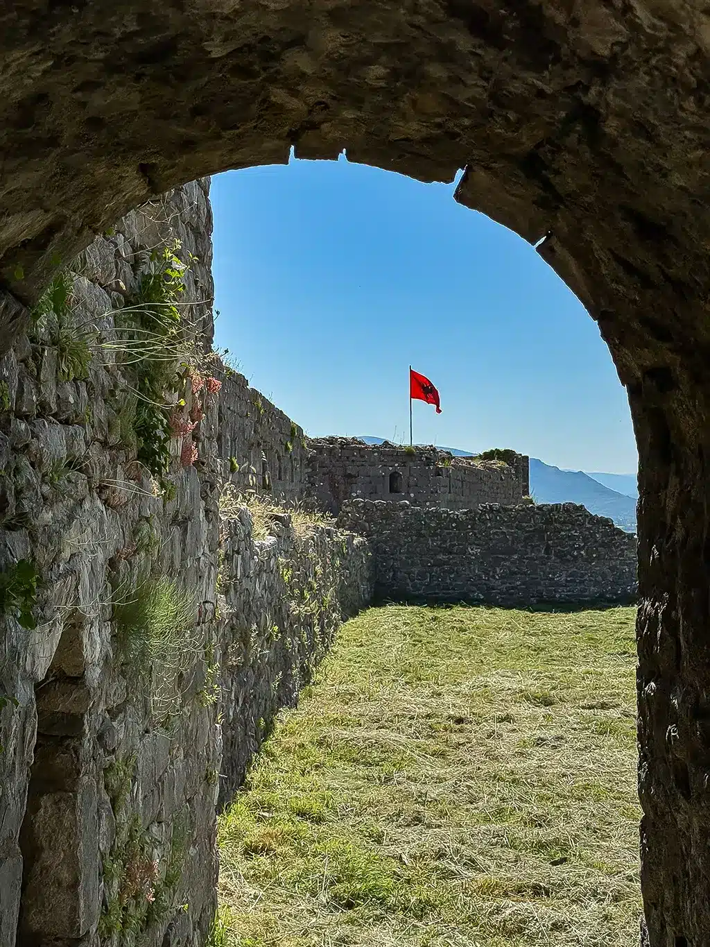Château de Rozafa, drapeau albanais