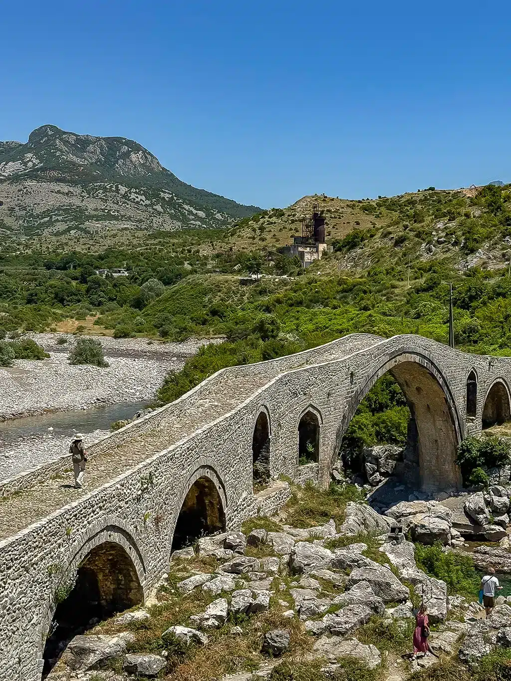 Femme se promenant sur un pont dans le nord de l'Albanie
