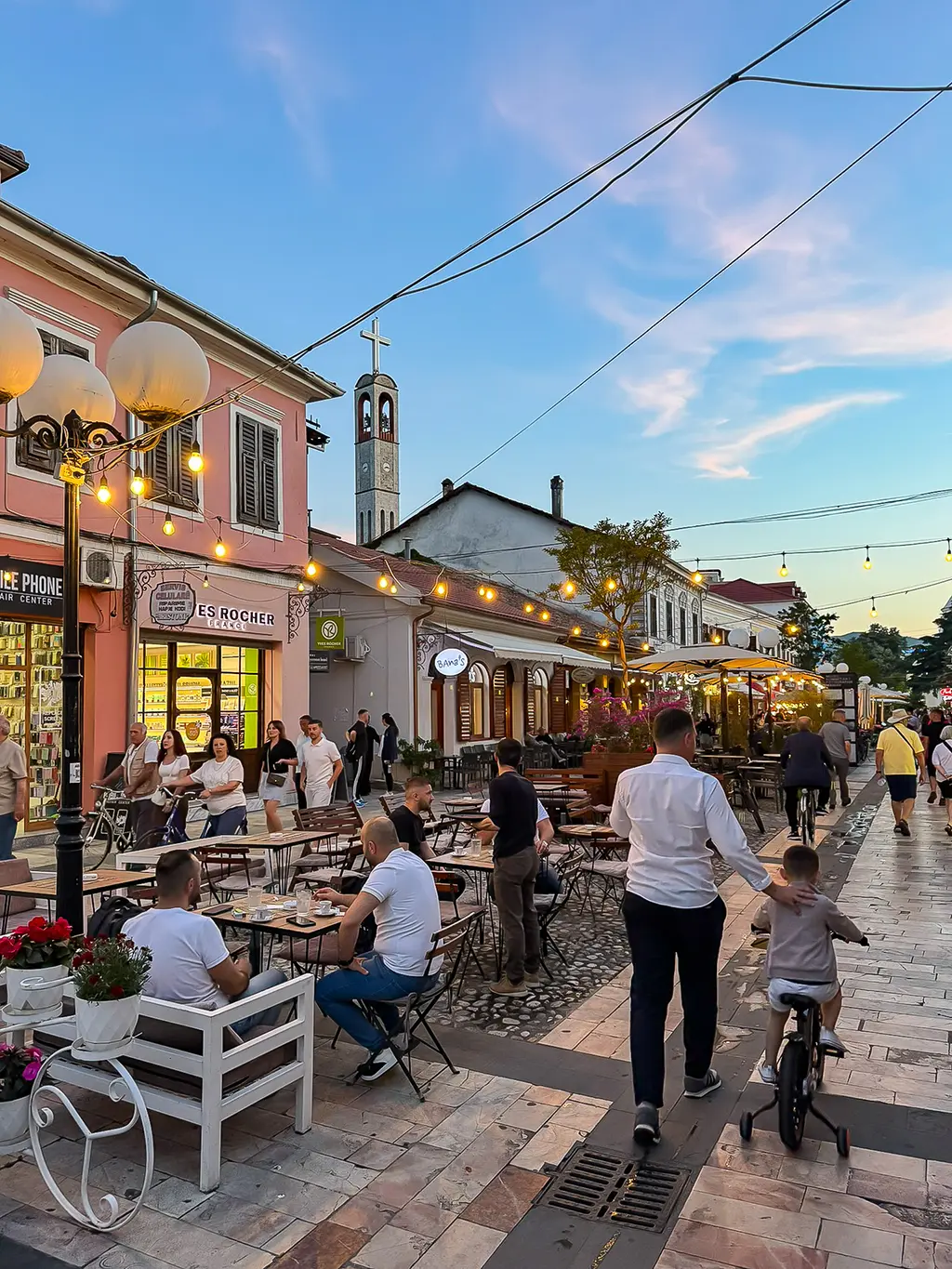shkoder-rue-pietonne que faire à shkoder : se balader dans la rue piétonne animée