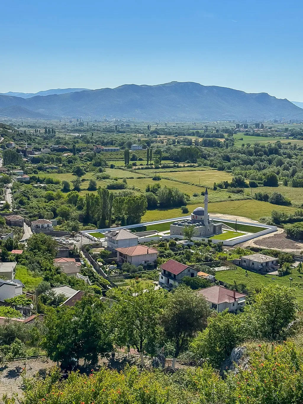 vue sur une mosquée depuis le château de Rozafa