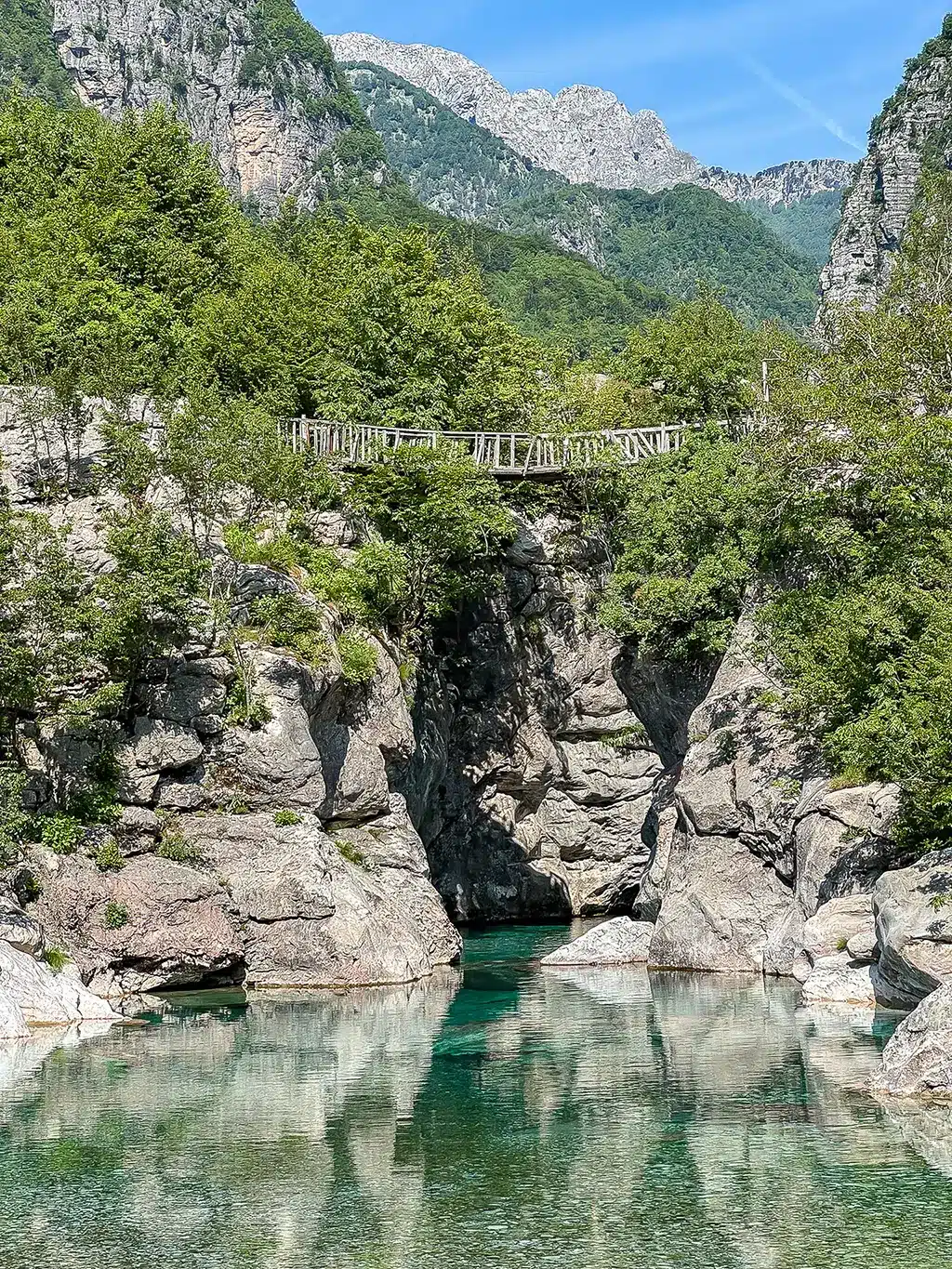 pont bleu eye