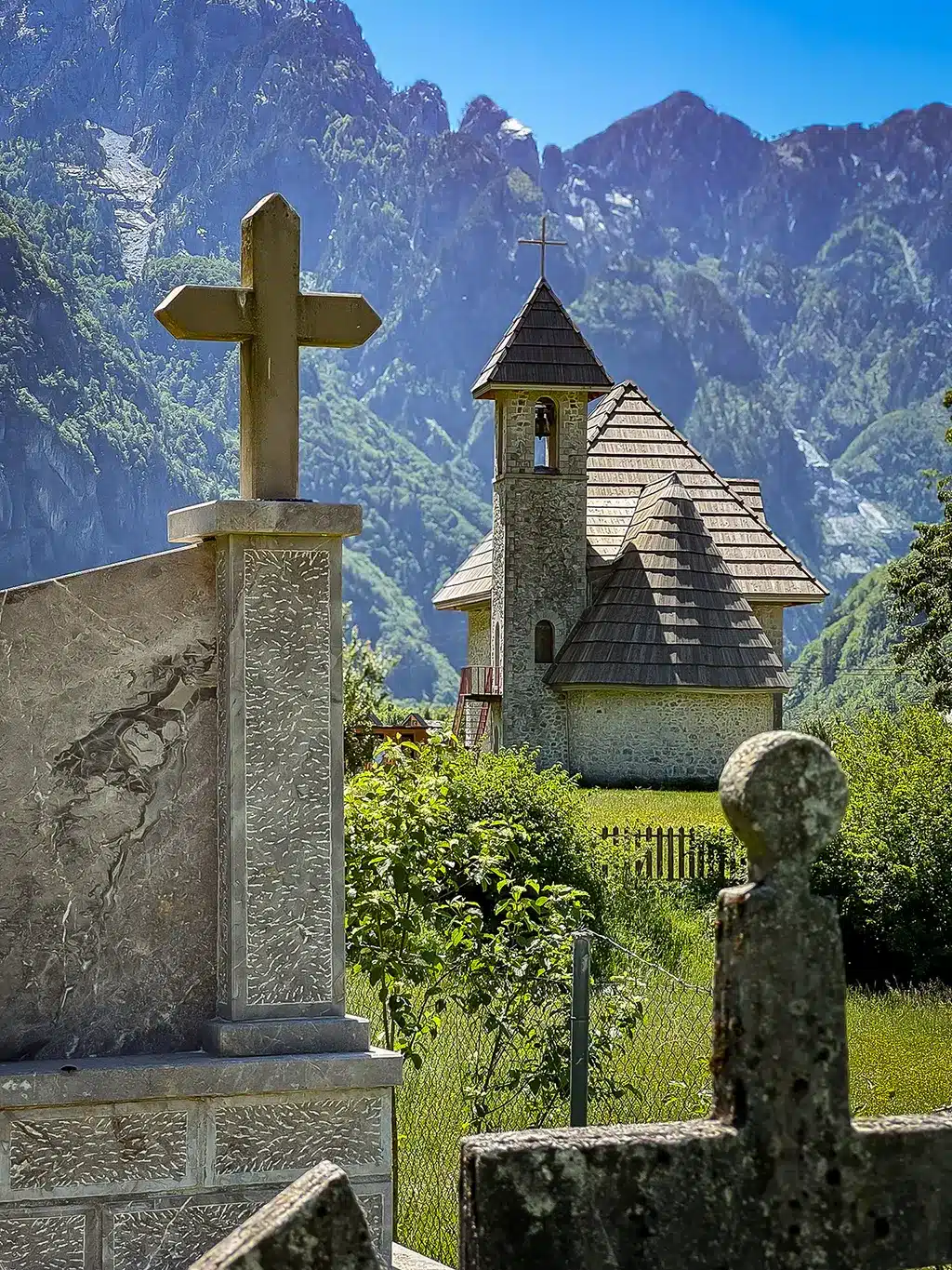 cimetière et église à theth