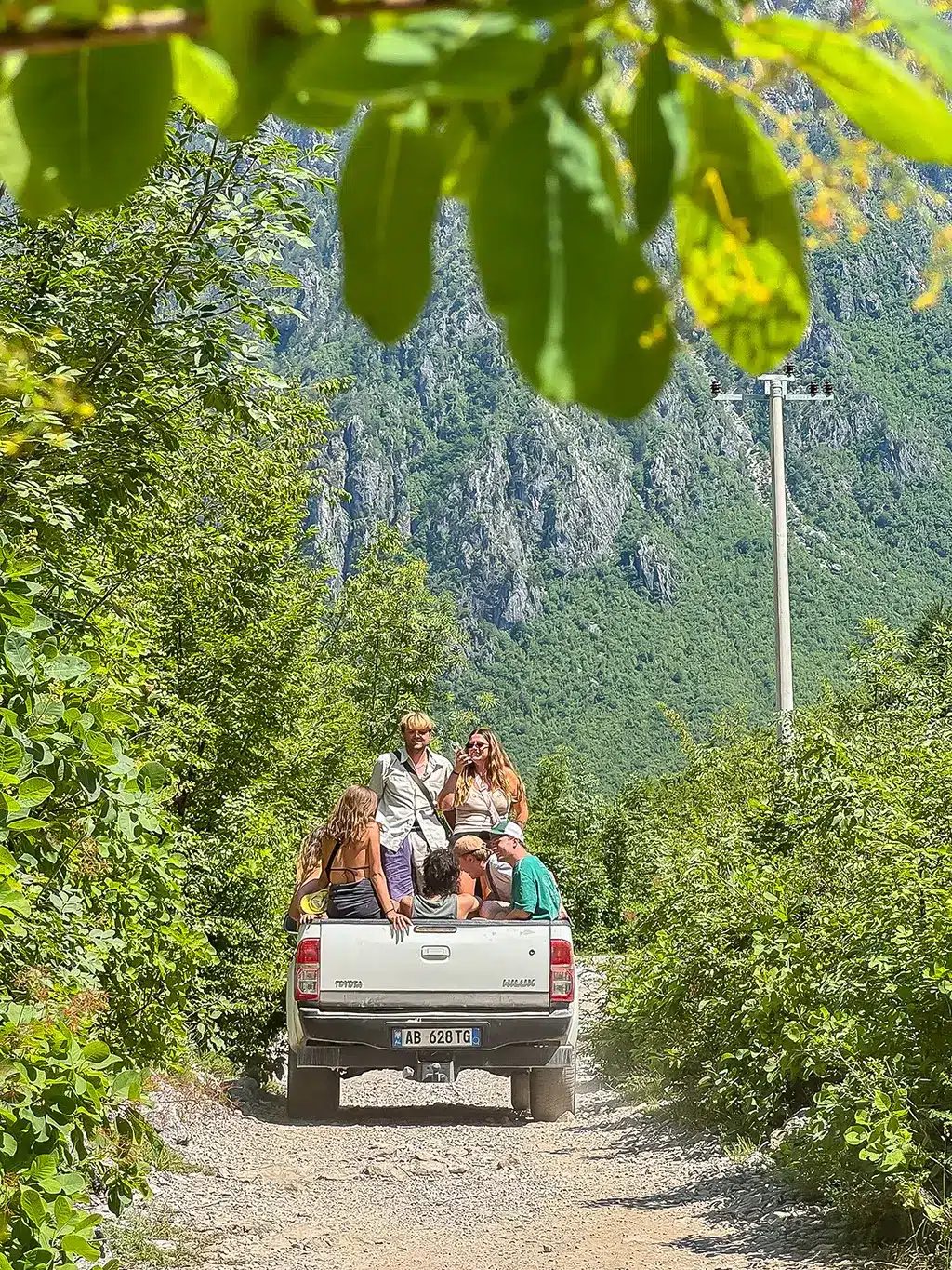 jeunes à bord d'un taxi 4x4 de retour du blue eye