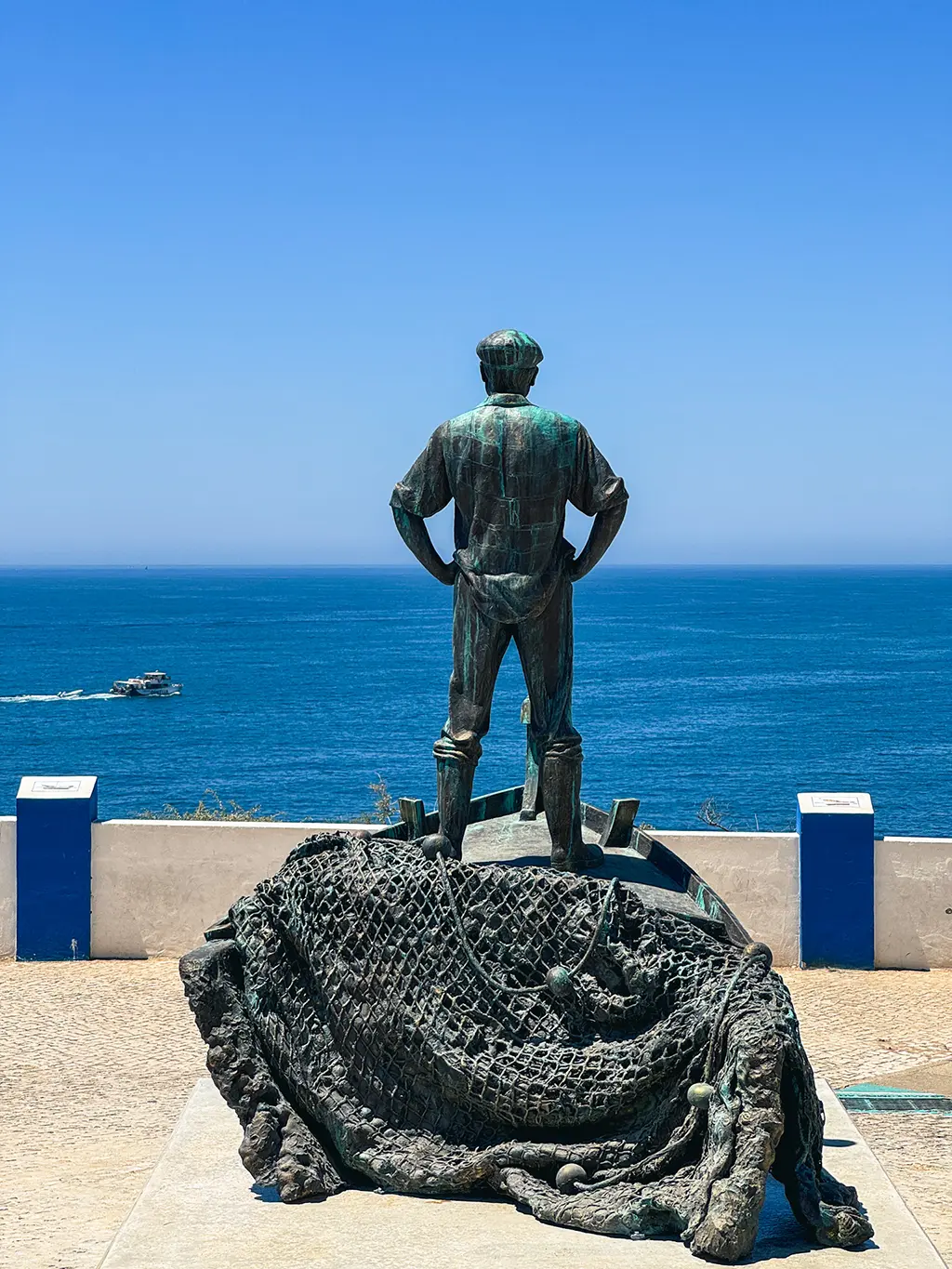 statue sur le font de mer