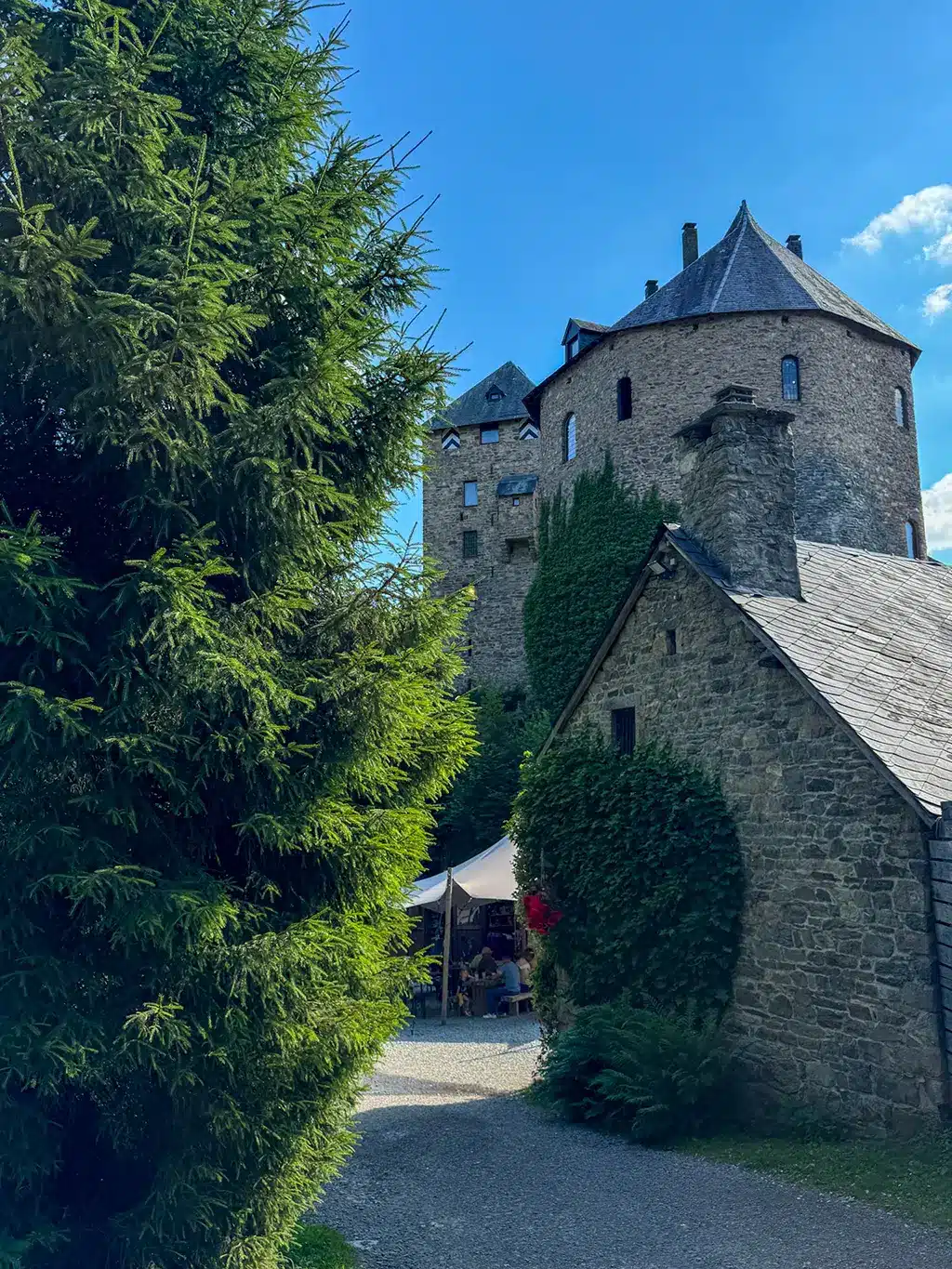 Château médiéval niché dans la verdure, à visiter lors d’un week-end romantique en Ardennes autour du Woodpecker Lodge.