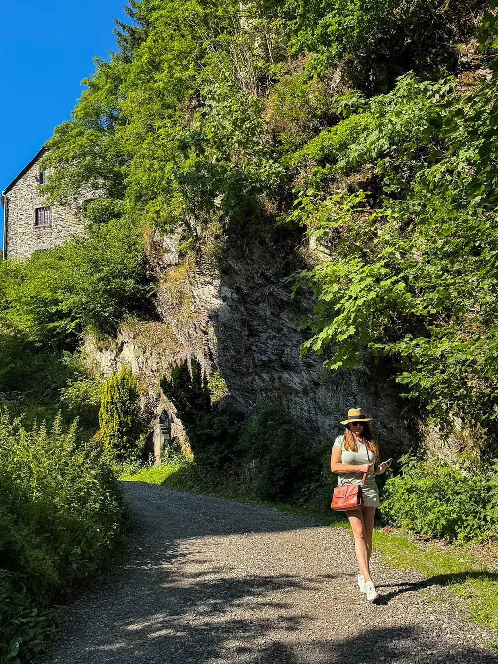 Promenade bucolique au pied d’une falaise boisée, parfaite pour explorer les alentours du Woodpecker Lodge pendant un week-end romantique en Ardennes.