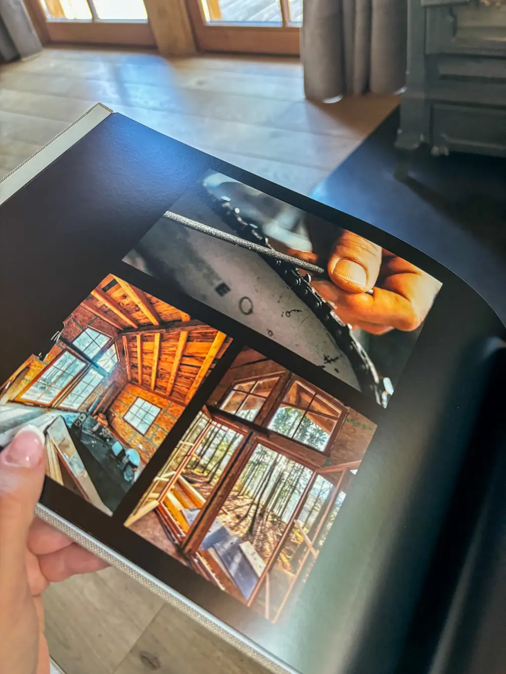 Album photo retraçant la construction artisanale du Woodpecker Lodge, un hébergement parfait pour un week-end romantique en Ardennes.