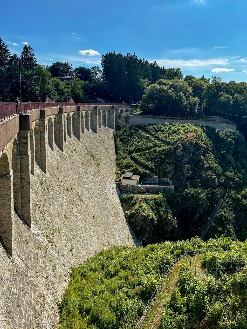 Vue impressionnante sur le barrage de Nisramont, une excursion incontournable autour du Woodpecker Lodge durant un week-end romantique en Ardennes.