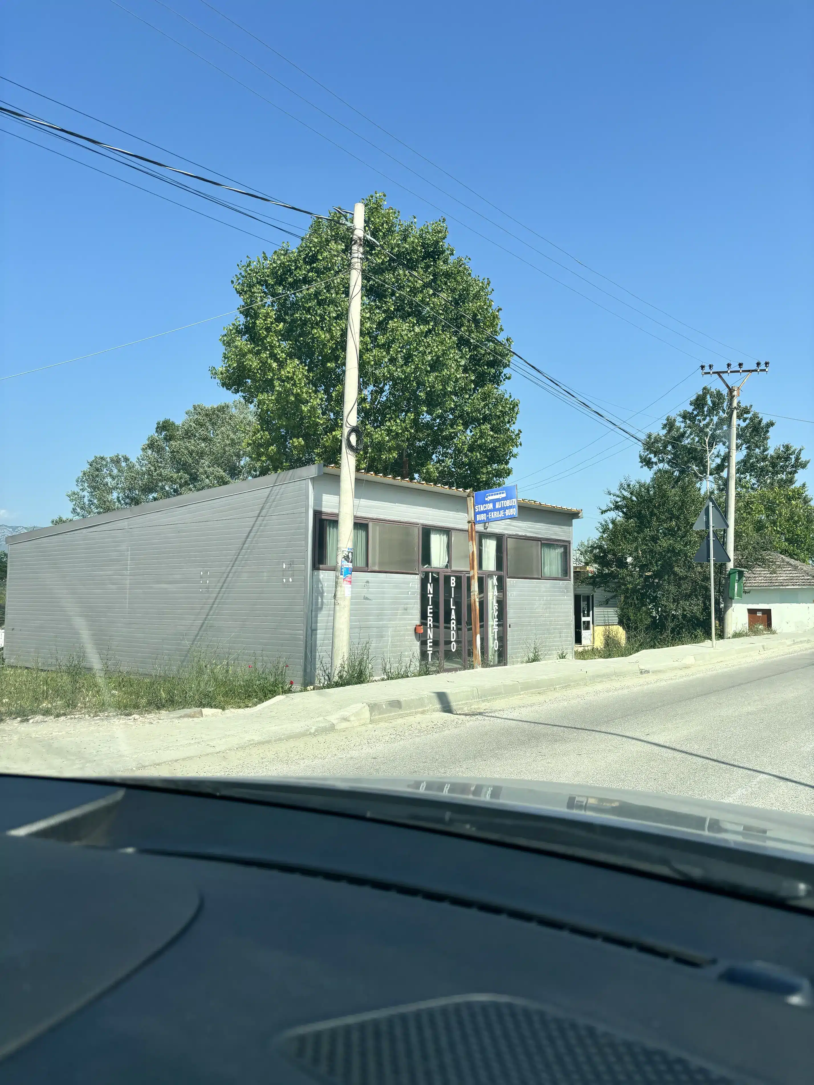 arret-bus-albanie arrêt bus albanie