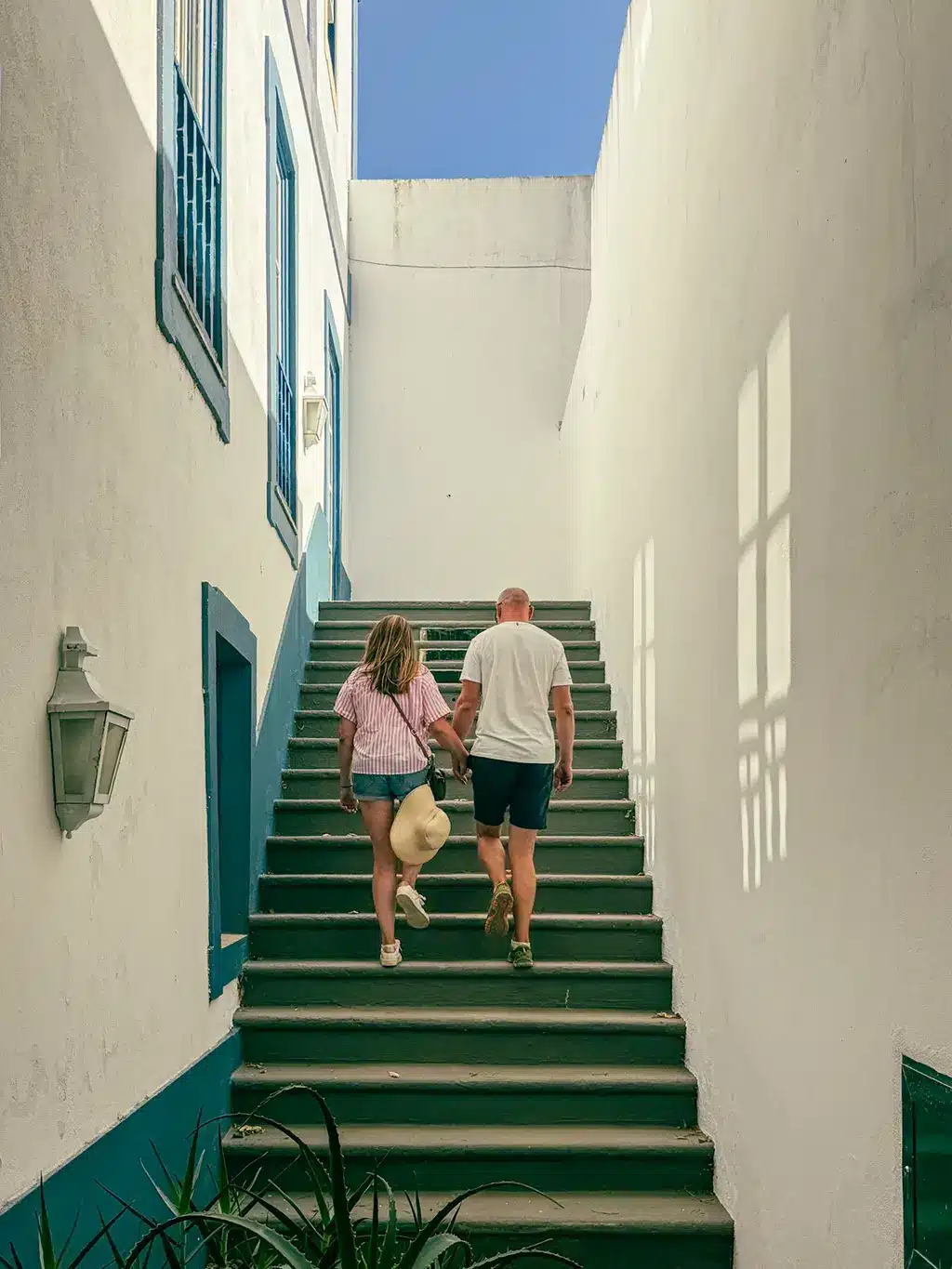 Caldas de Monchique : amoureux posant sur un escalier