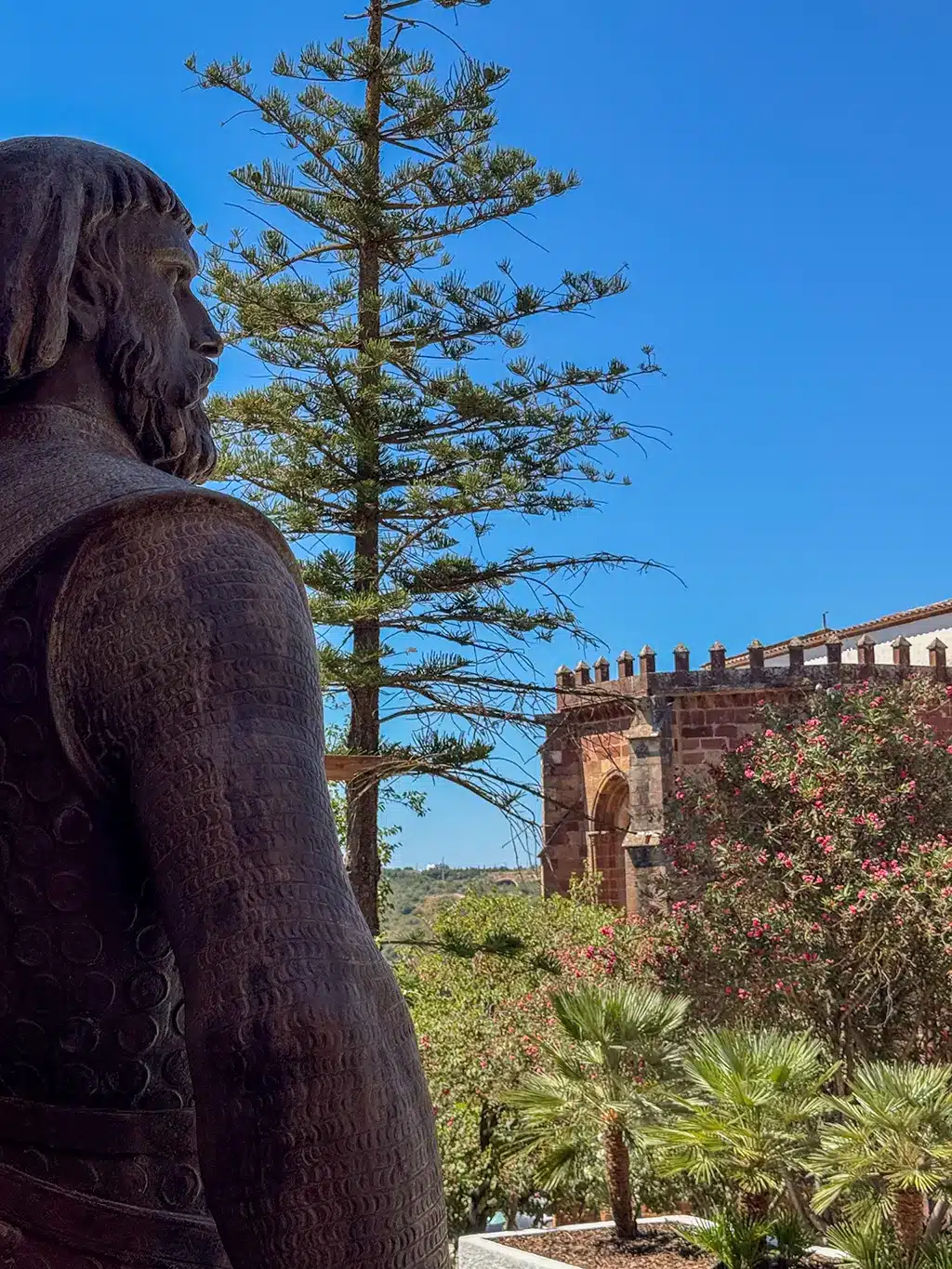 Statue à l'entrée du château
