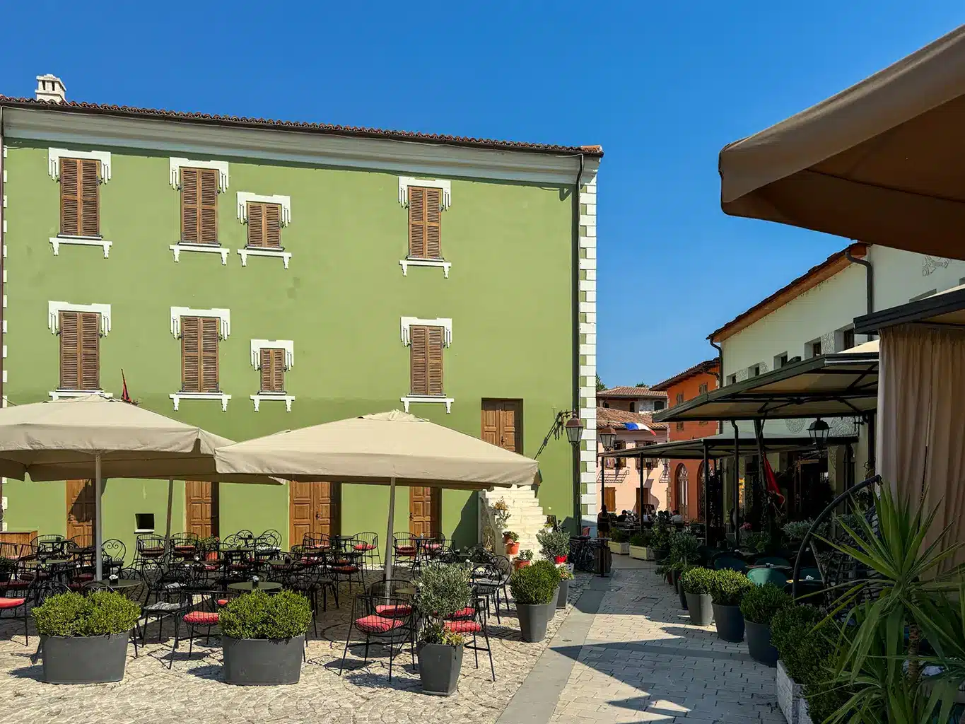 maisons colorées à Vloré