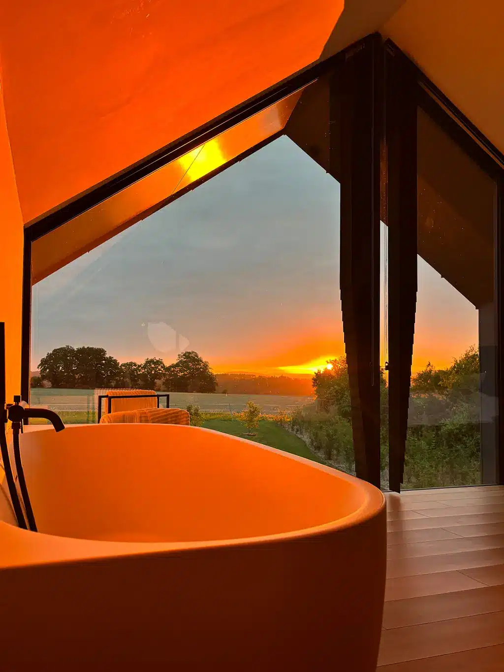 lever du soleil sur la magnifique chambre du lodge