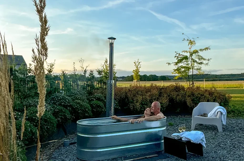 couple profitant de la chaleur du hottub