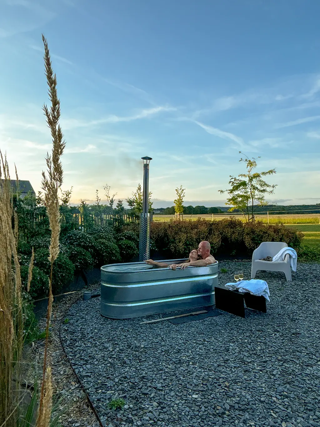 couple profitant de la chaleur du hottub