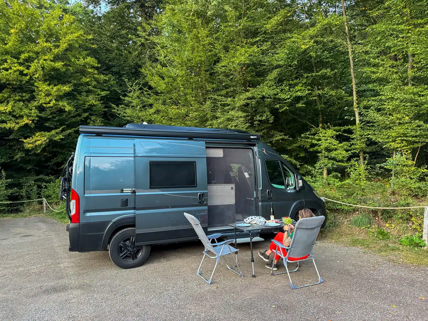 petit déjeuner en van sur un parking