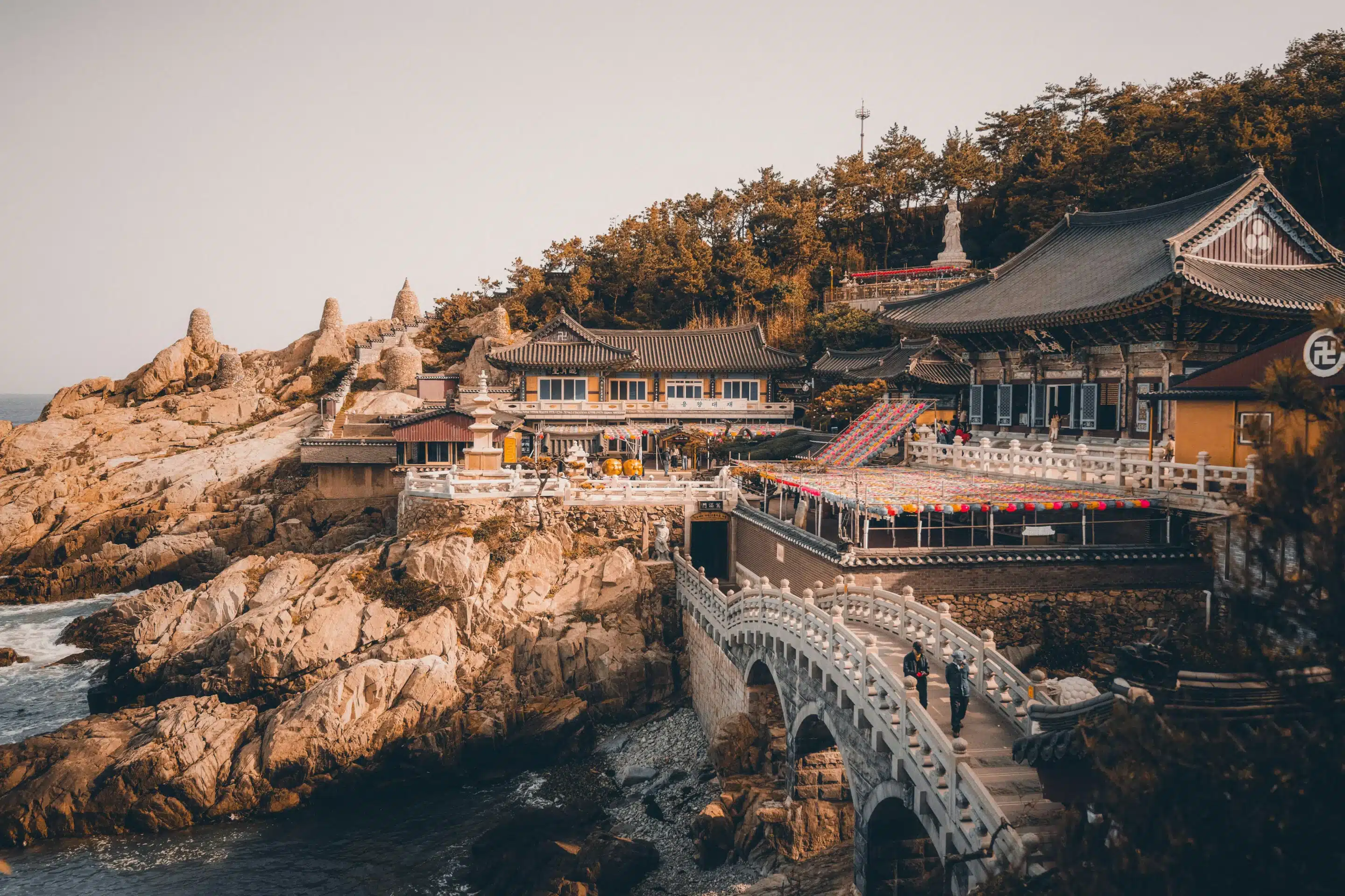 Icônes urbaines et merveilles balnéaires : lien entre la tour N Seoul Tower de Séoul et le village culturel Gamcheon de Busan