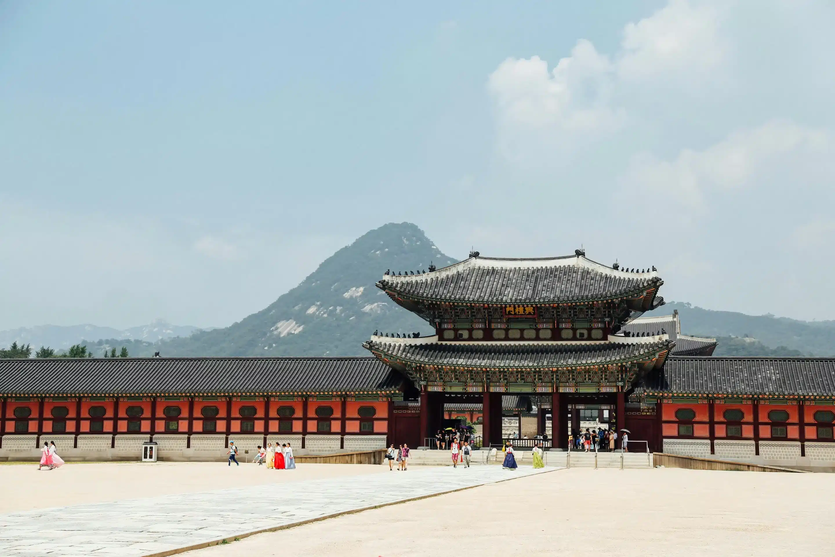 Icônes urbaines et merveilles balnéaires : lien entre la tour N Seoul Tower de Séoul et le village culturel Gamcheon de Busan