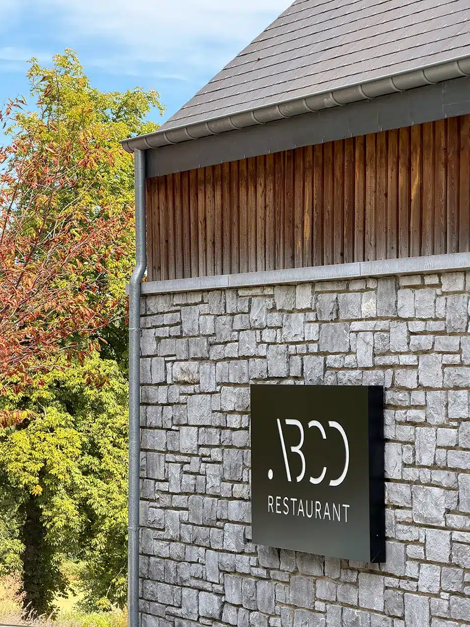 ABCD Restaurant Hôtel à Sevry, près de Beauraing, au bord de son étang