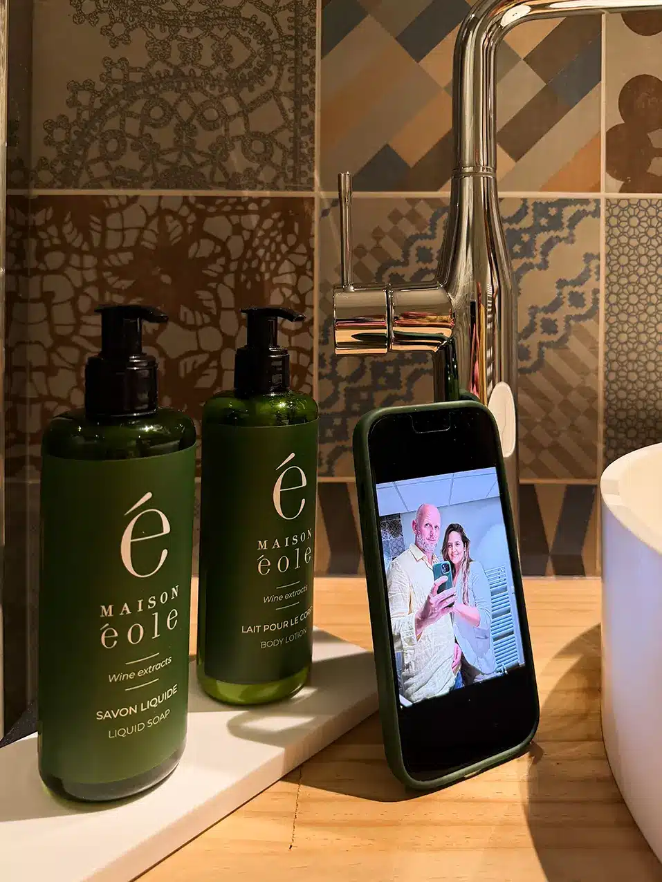 Produits cosmétiques Maison Éole proposés dans la salle de bain de l’hôtel
