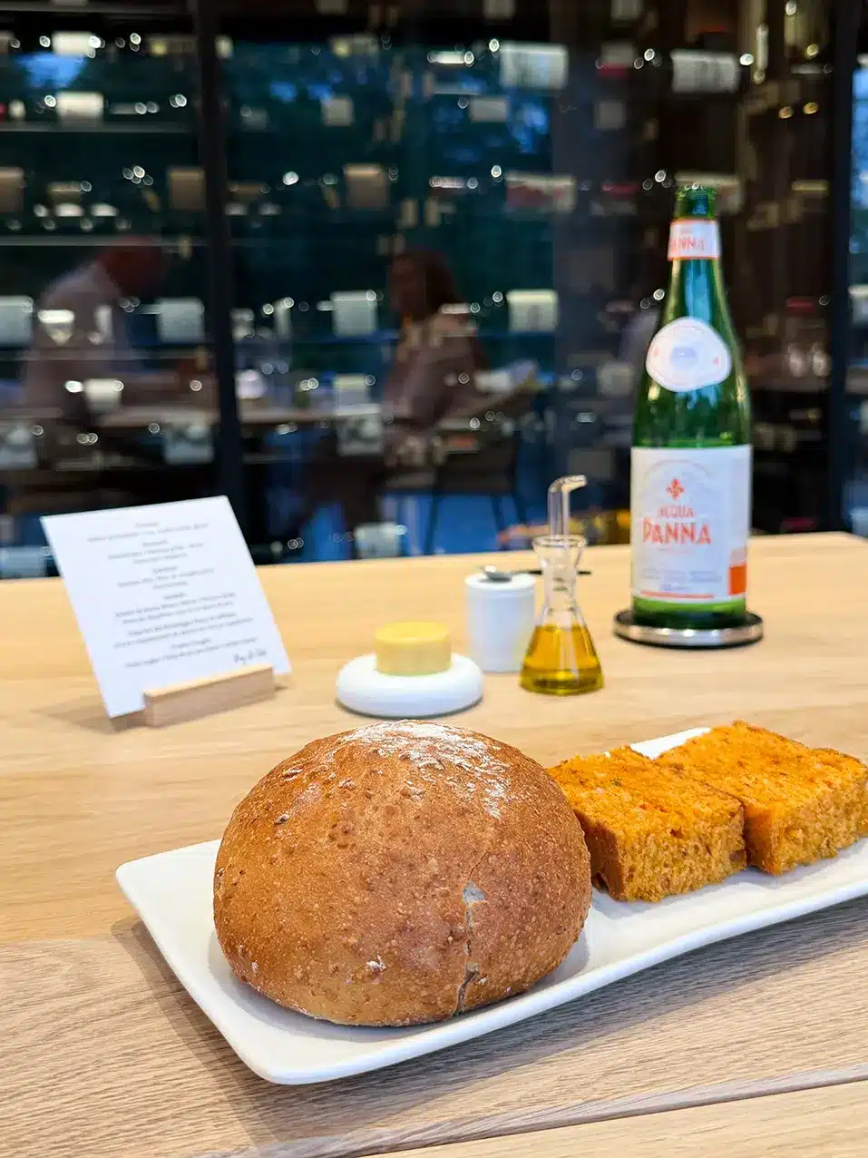 Pain, focaccia et beurre maison aux noisettes servis au restaurant ABCD