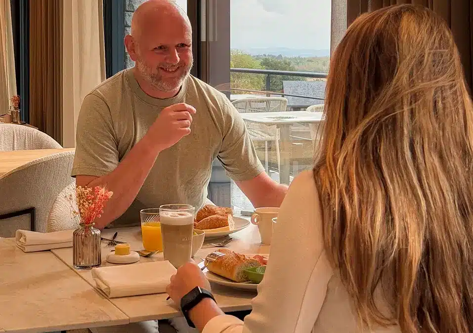 Petit-déjeuner servi dans la salle du restaurant ABCD à Beauraing