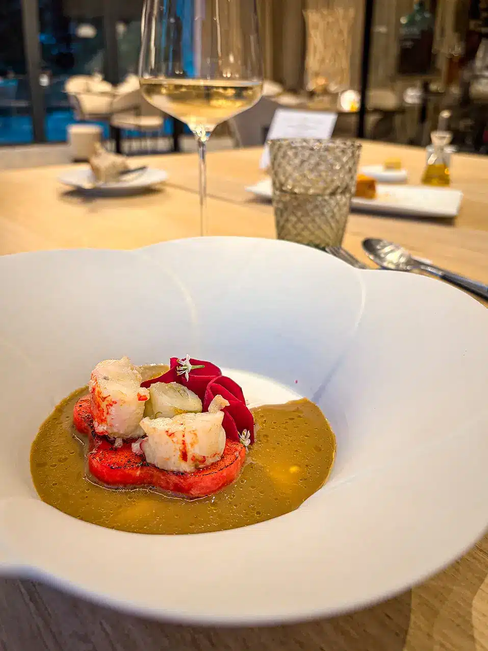 Homard bleu accompagné de pastèque grillée, chou-rave et gaspacho