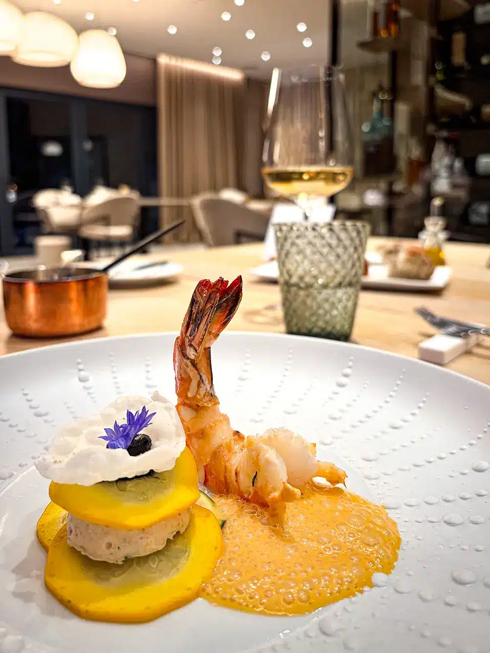 Gambas rôtie avec fleur de courgette farcie et sauce chorizonnaise