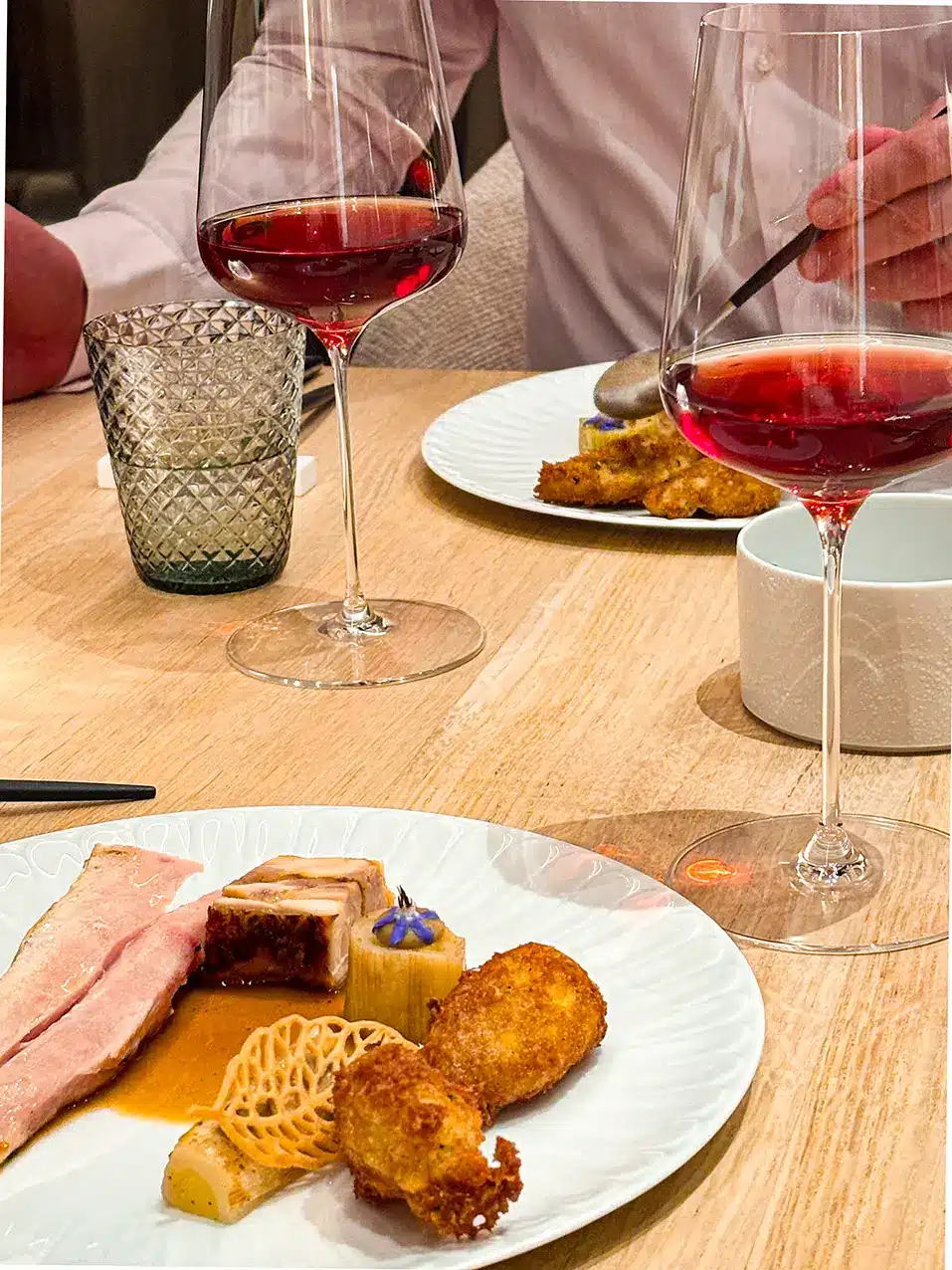 Volaille de Bresse, poireaux grillés, pommes dauphines et jus au vin jaune