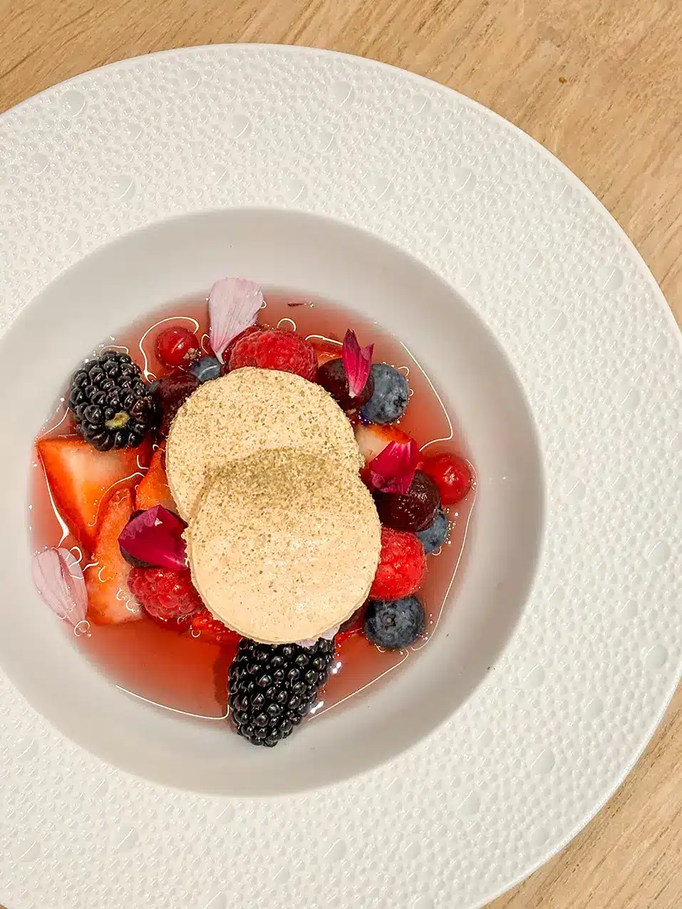 Dessert aux fruits rouges avec sirop de vin épicé et sorbet à la violette