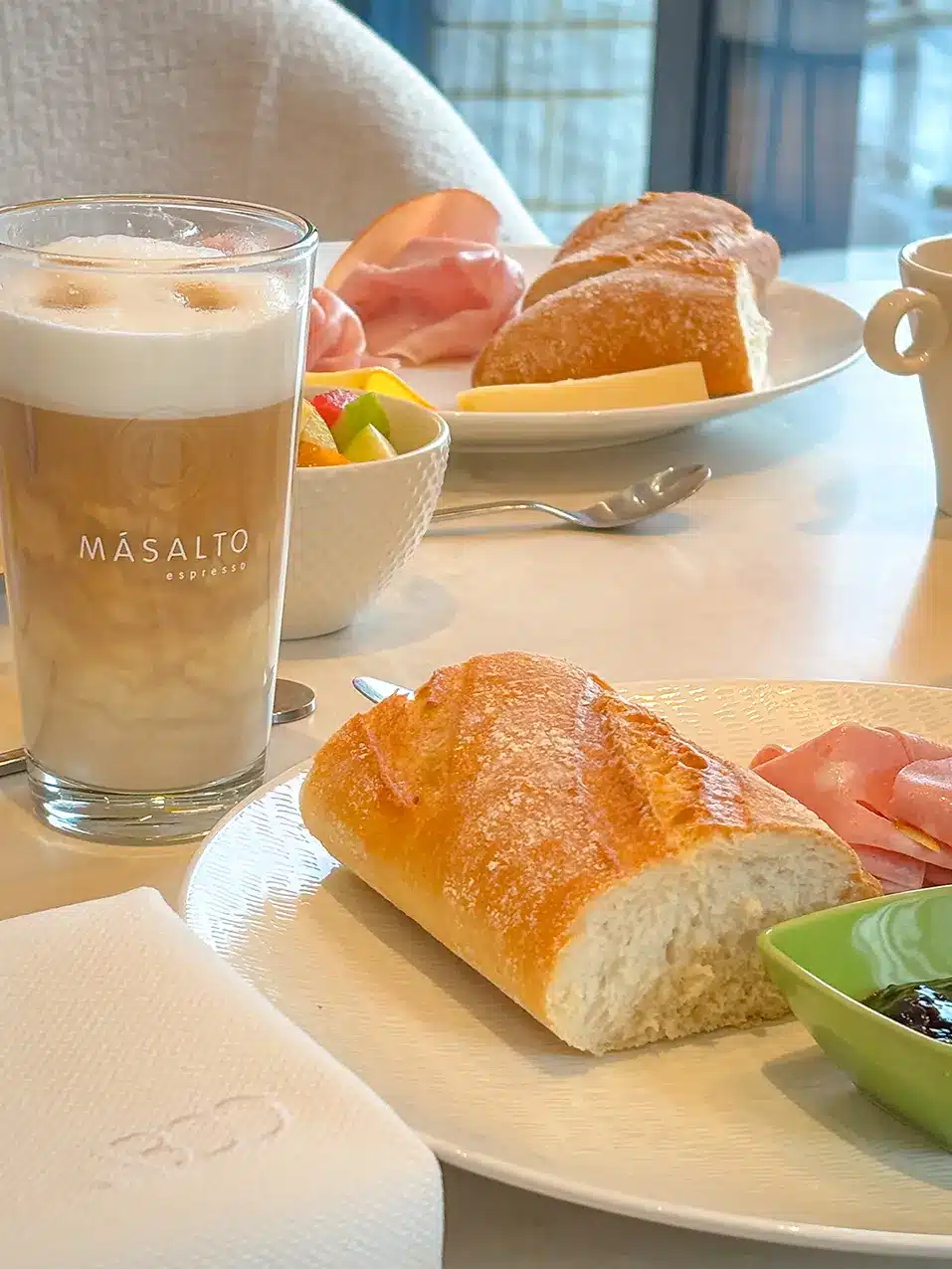 Petit-déjeuner servi dans la salle du restaurant ABCD à Beauraing