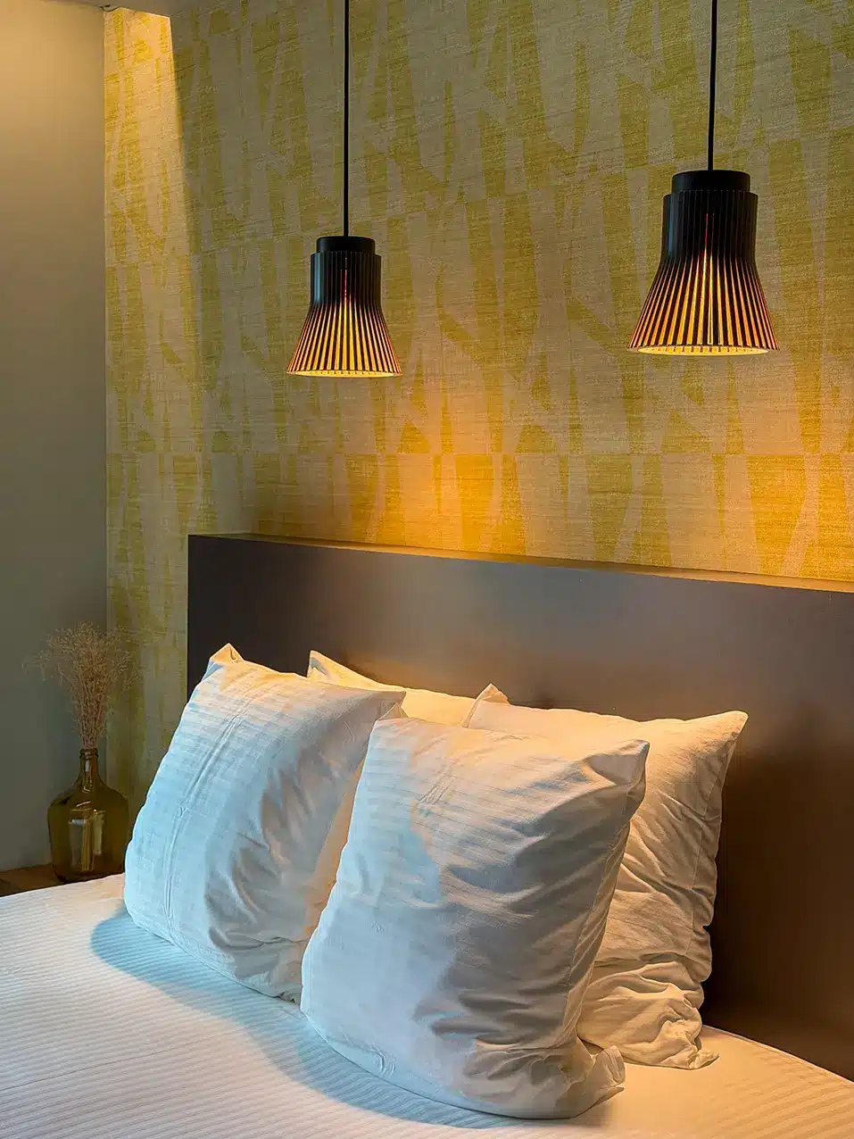 Chambre double avec terrasse et vue sur l’étang à l’hôtel ABCD